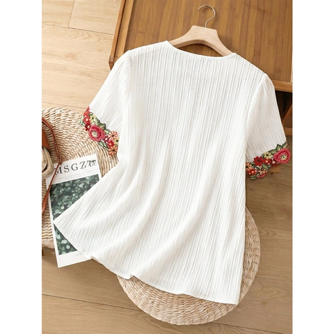 Blusa Bianca Taglie Forti Donna Ricamo Floreale Etnico Colletto Asimmetrico Bottoni in Legno Trama Plissettata Casual