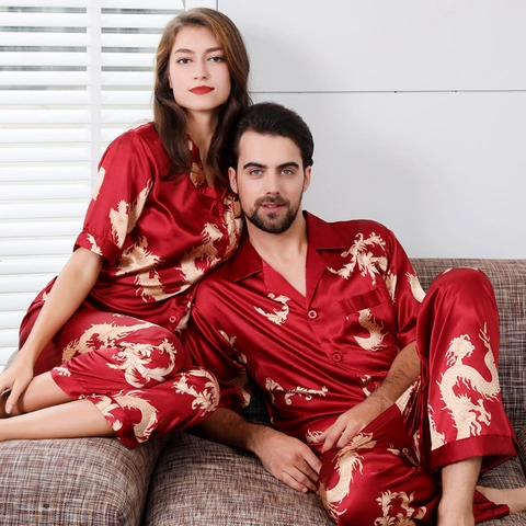 Ensemble de Pyjama en Satin pour Couple Motif Dragon Haut à Manches Courtes et Pantalon Long Style Chinois pour Hommes et Femmes