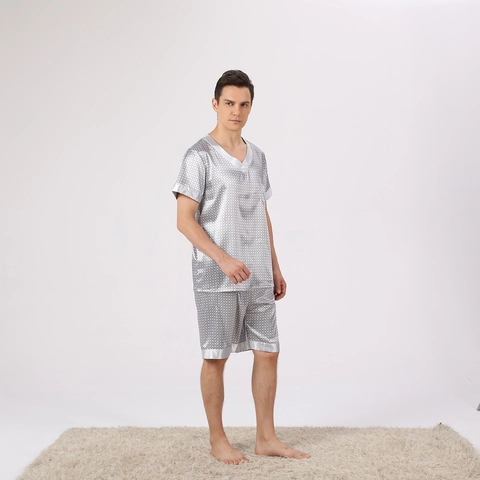 Ensemble de Pyjama en Satin pour Hommes Haut à Manches Courtes Col en V et Short Gris Argenté Motif Losange Géométrique Loungewear