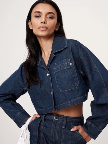 Dames Donkerblauw Denim Jas En Rok Twee Delige Set Met Contraststiksels Hoge Taille Cropped Jas Voor Casual Commuter