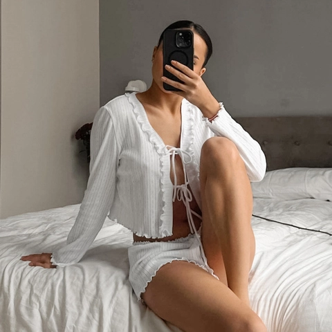 Conjunto de Ropa de Descanso de Punto para Mujer Cárdigan de Manga Larga con Lazo y Pantalones Cortos con Volantes Blanco