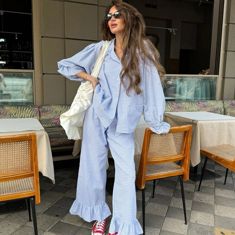 Ensemble de Pyjama Décontracté à Carreaux pour Femmes Chemise à Manches Longues à Boutons et Pantalon Large à Volants Bleu Blanc