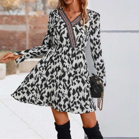 Elegante Dames Mini Jurk met V-hals en Lange Mouwen Abstracte Luipaardprint Etnisch Geborduurde Rand A-lijn Jurk Polyester