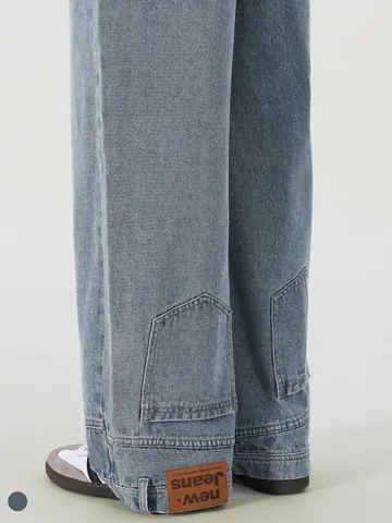 Men American Retro Streetwear Straight Wide Leg Jeans Washed Distressed Denim Pants With Patch Pockets And Leather Label