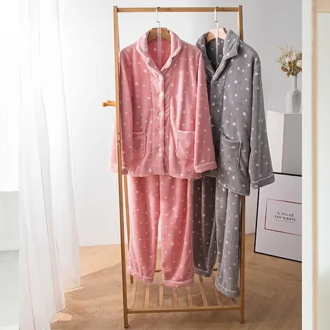 Ensemble de Pyjama en Molleton de Corail à Motifs d'Étoiles Hiver Épaissi Chaud Vêtement de Maison Pour Femmes Hommes Couples Revers Bouton Haut Et Pantalon