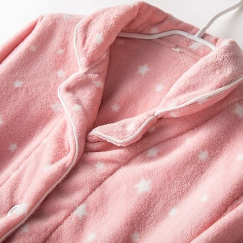 Ensemble de Pyjama en Molleton de Corail à Motifs d'Étoiles Hiver Épaissi Chaud Vêtement de Maison Pour Femmes Hommes Couples Revers Bouton Haut Et Pantalon