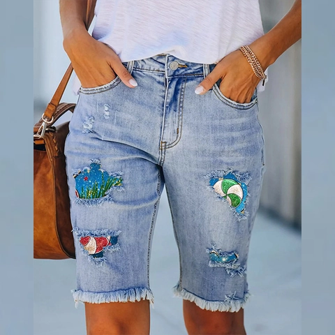 Short en Jean Déchiré Femme avec Écussons Imprimés Frangés Taille Moyenne Bleu Clair Vieilli Longueur Genou Coupe Droite