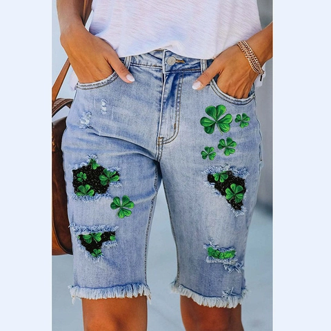 Shorts Bermudas de Mezclilla Rotos para Mujer Estampado Trébol Día de San Patricio Azul Claro Borde en Bruto Cintura Media