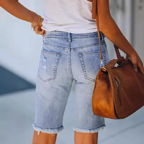 Pantaloncini di Jeans Strappati da Donna Blu Chiaro Bordo a Taglio Vivo Misto Cotone Lunghezza Media Vita Media Estate Casual