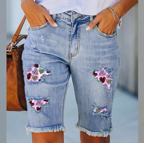 Damen Distressed Denim Shorts Herz Patches Zerrissen Ausgefranster Saum Bermuda Blau Jeans Mittellang Mode Streetwear Hose
