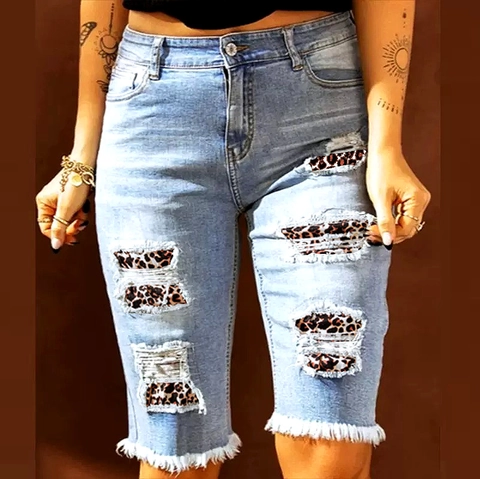 Shorts di Denim Strappati con Patch Leopardata da Donna Orlo Sfrangiato Bermuda Casual