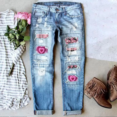Jeans Donna Casual a Gamba Dritta a Vita Media in Denim Blu Lavato Con Patch a Cuore in Paillettes e Dettagli a Quadri