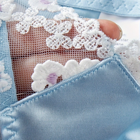 Franse Stijl Lichtblauw Satijn Sexy Lingerie Inclusief Witte Bloemenborduurwerk Bh En Thong Voor Vrouwen Elegante Ondergoed
