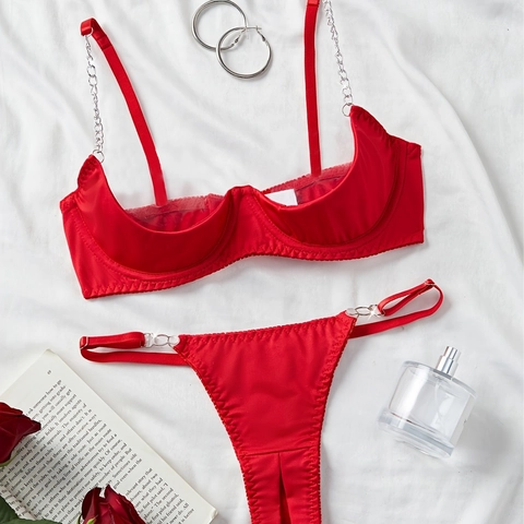Lingerie de Luxe en Satin Rouge Comprenant Soutien Gorge à Armatures Et String Avec Bretelles en Chaîne Métallique