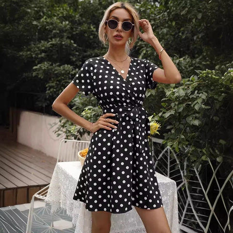 Damen Casual V-Ausschnitt Kurzarm Polka Dot Minikleid Sexy Bindegürtel A-Linie Sommer Urlaub Strand Kleidung