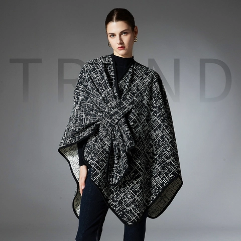 Donna Autunno Inverno Moda Ecopelliccia Visone Scialle Mantella Nero Bianco Geometrico Griglia Trama Aperto Davanti Caldo Poncho
