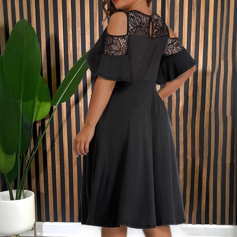 Abito Midi da Donna Taglie Forti Nero con Patchwork in Pizzo Spalle Scoperte Elegante Girocollo Manica Corta Volant Linea A