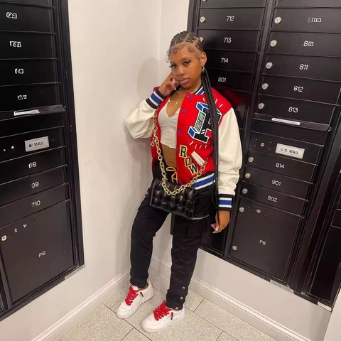 Giacca Varsity da Donna Taglie Forti Retro Americano Ricamo di Lettere Rosso Bianco Patchwork Manica Lunga Casual Streetwear Cappotto