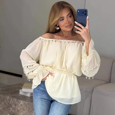 Damen Elegante Schulterfreie Chiffon Bluse Lange Glockenärmel Pailletten Perlen Muschel Dekor Taille Bindung Creme Shirt