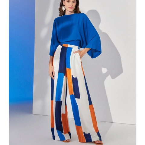Completo Donna Elegante in Due Pezzi Top Blu Klein con Maniche a Pipistrello e Girocollo e Pantaloni a Gamba Larga a Vita Alta con Stampa Geometrica
