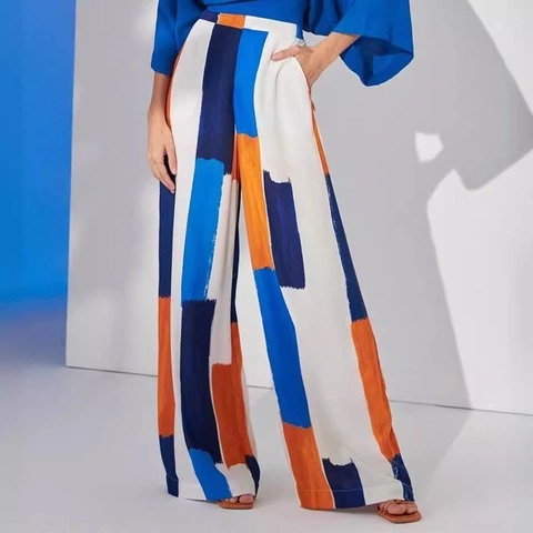 Completo Donna Elegante in Due Pezzi Top Blu Klein con Maniche a Pipistrello e Girocollo e Pantaloni a Gamba Larga a Vita Alta con Stampa Geometrica