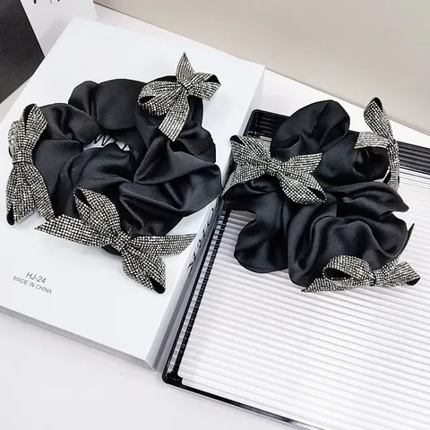 Elegante Scrunchie in Satin Nero per Donna Accessorio Moda Capelli Con Fiocco a Farfalla in Strass e Striscia di Cristallo