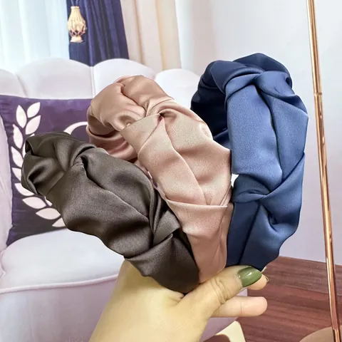 Vrouwen Geplooid Satijn Haarband met Knoop Brede Rand Franse Vintage Elegant Handgemaakte Haarband Effen Kleur Haaraccessoires