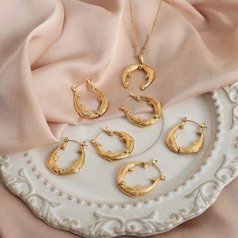 Parure de Bijoux en Acier au Titane Plaqué Or 18K Pendentif Queue de Baleine Dauphin Collier et Boucles d'Oreilles pour Femme