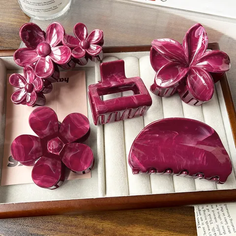 Eleganter Haarklammer mit Marmormuster und Blumenform Großer Weinroter Haifischclip Raffiniertes Acetat-Haarschmuck für Damen