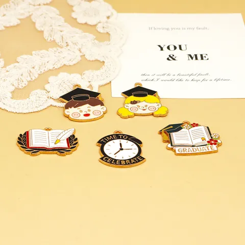 Stagione della Laurea DIY Pendenti in Lega Smaltata Cartone Animato Ragazzo Ragazza Libro Orologio Ciondoli per Portachiavi Creazione Gioielli Decorazione Borsa