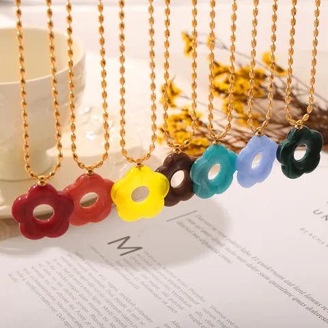 Collana con Pendente a Forma di Fiore in Resina e Orecchini a Cerchio da Donna in Acciaio al Titanio Placcato Oro Gioielli