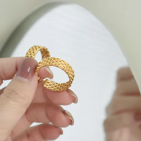 Elegant Titanium Steel Woven Texture C-Shaped Stud Earrings For Women Light Luxury Electroplated Geometric Hoop Earrings Jewelry