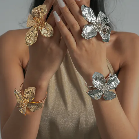 Vintage Metallic Wrinkled Flower Bracelet Cuff And Ring Set Hammered Statement Hand Jewelry For Women Fashion Accessory Gift