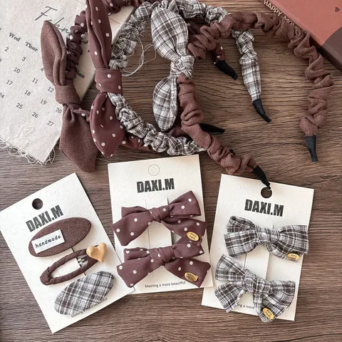 Ensemble d'Accessoires de Cheveux avec Nœud en Tissu Marron Vintage pour Femmes Doux Serre-tête à Pois et Carreaux Ensemble de Barrettes à Cheveux Fait Main Ornement de Cheveux Fille