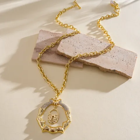 Collana con Pendente a Forma di Serratura Tonda Irregolare in Lega e Strass Stile Western Catena Grossa Oro Perla Artificiale per Donna