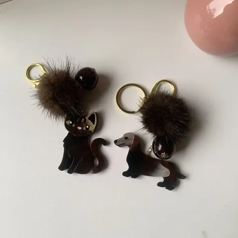 Niedlicher Cartoon Katze Hund Acetat Schlüsselanhänger Mit Plüsch Pompon Gold Metall Karabinerverschluss Tasche Anhänger Damen Schmuck