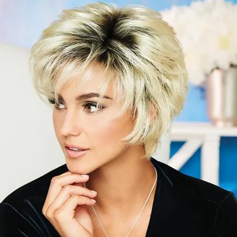 Parrucca da Donna Corta Taglio Pixie a Strati Soffice Biondo Cenere Ombre Con Radici Scure Fibra Sintetica ad Alta Temperatura