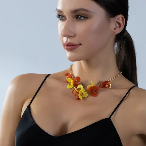 Floral Acrylic Statement Necklace For Women Gold Plated Alloy Chain Colorful Flower Pendant Bohemian Fashion Jewelry