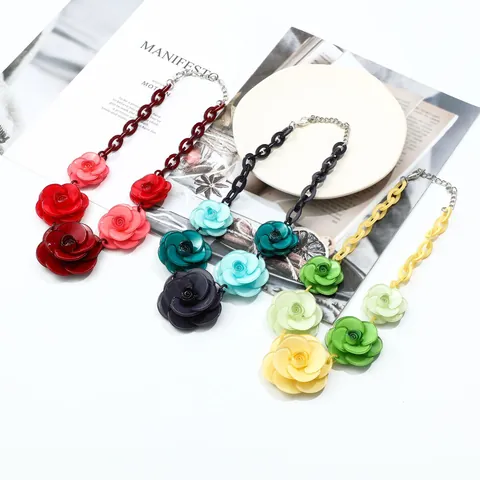 Collier Plastron Fleur Rose en Acrylique Bohème Collier à Grosse Chaîne Florale en Résine pour Femmes Bijoux de Niche