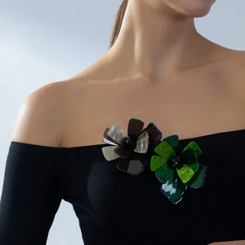 Exaggerated Large Acrylic Flower Brooch For Women Elegant Camellia Floral Corsage Pin For Suits Coats Party Wedding Jewelry Gift