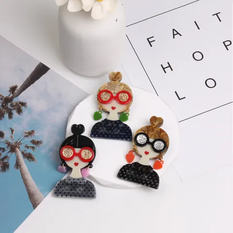 Vintage Pop Art Girl Acrylic Brooch With Large Sunglasses Heart Earrings Fashion Figurine Pin For Bags Clothing Gift Accessory