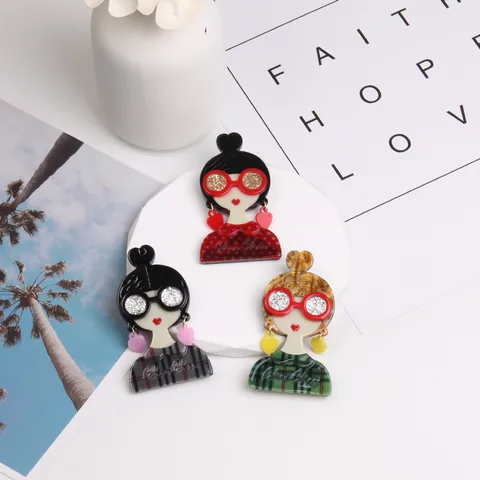 Vintage Pop Art Girl Acrylic Brooch With Large Sunglasses Heart Earrings Fashion Figurine Pin For Bags Clothing Gift Accessory