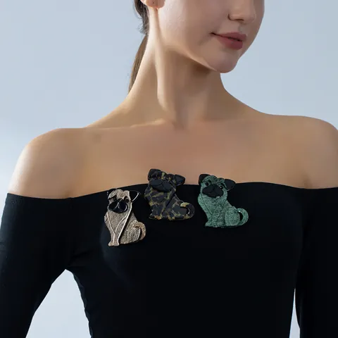 Mode Broche Chien Carlin en Acrylique Fait à la Main Dessin Animé Épingle Animale pour Vêtements Sac à Dos Femme Homme Bijoux