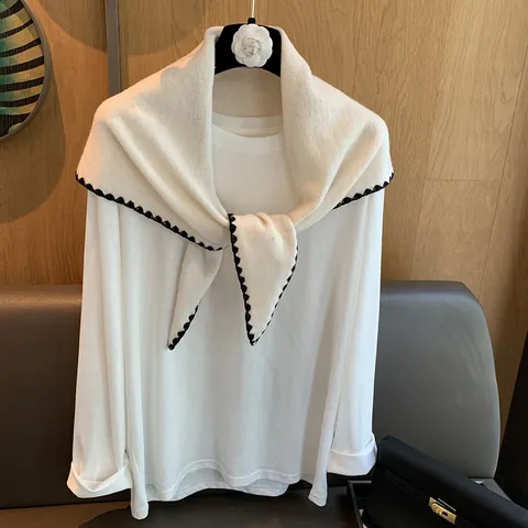 Scialle Triangolare in Pura Lana da Donna Tinta Unita Bordo a Festoncino Caldo Piccola Sciarpa Elegante Accessorio per Autunno Primavera
