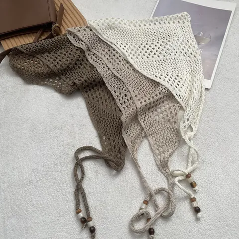 Foulard Triangle au Crochet Rétro Français pour Femmes Bandana en Maille Ajourée avec Perles Style Bohème Accessoire Cheveux en Coton