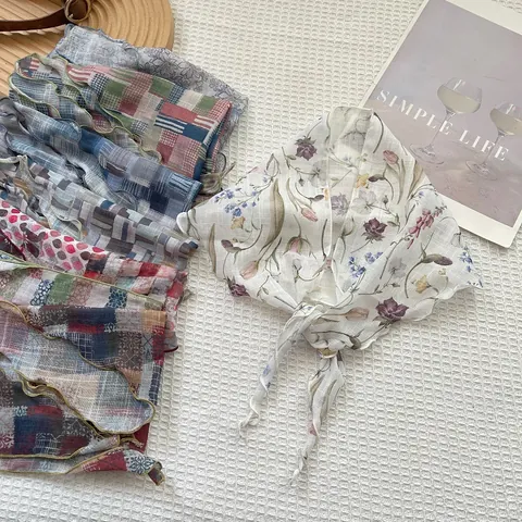 Sciarpa a Triangolo Retrò da Donna con Fiori e Plaid Artistico Stampato in Misto Cotone Sciarpa Sottile con Bordi Smerlati Bandana
