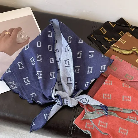 Foulard a Triangolo in Cotone a Quadri Geometrici con Colori a Contrasto Vintage per Donna Foulard Decorativo Bordo Ondulato