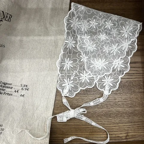 Foulard en Dentelle Vintage Français Broderie Florale Bord Festonné Bandana Triangle Style Pastoral Coton pour Femmes Filles