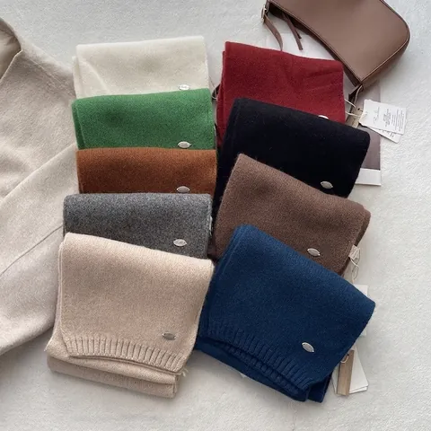 Sciarpa a Maglia Unisex in Misto Lana Scaldacollo Invernale Caldo Con Logo in Metallo Tinta Unita Bordo a Coste per Quotidiano