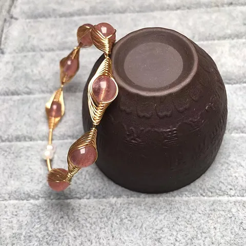Brazalete de Cristal de Fresa Envuelto en Alambre Hecho a Mano Con Perla Artificial Alambre de Cobre Chapado en Oro 14K Ajustable
